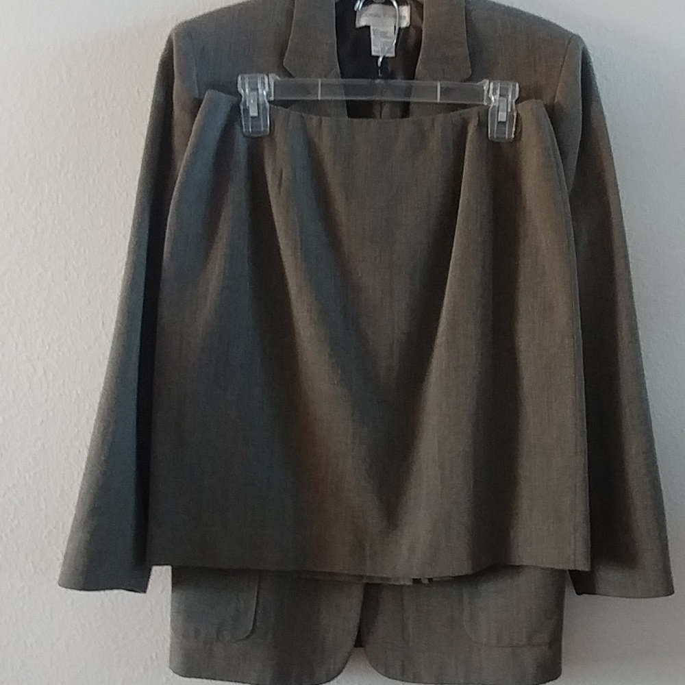Casual Corner suit jacket with a matching skirt. Sz 10
